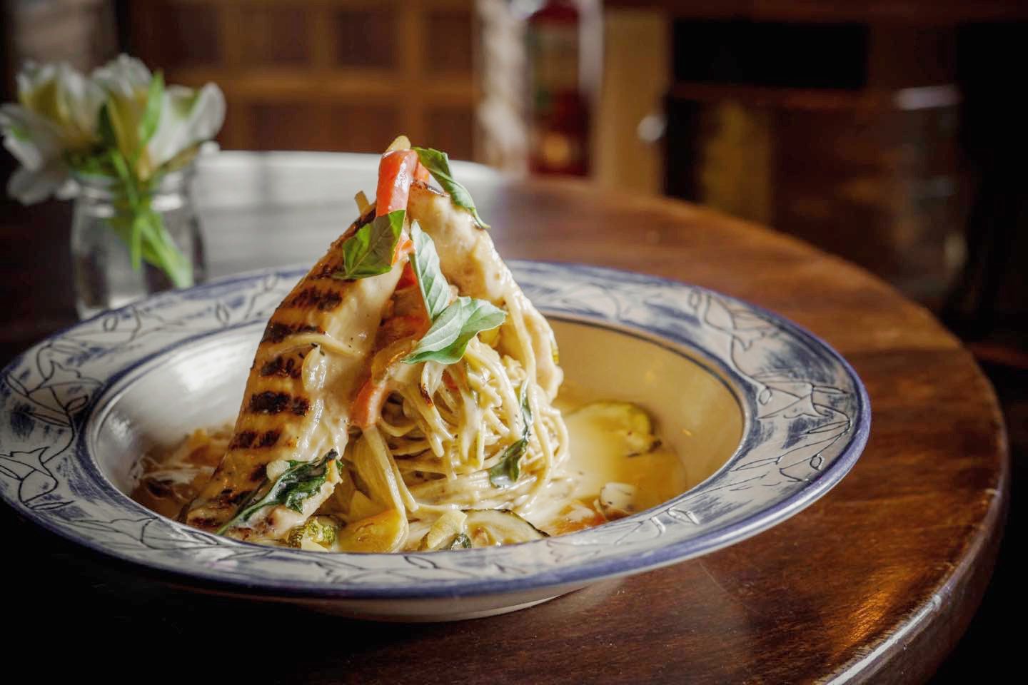 Pasta con zapallo italiano y pollo a la parrilla