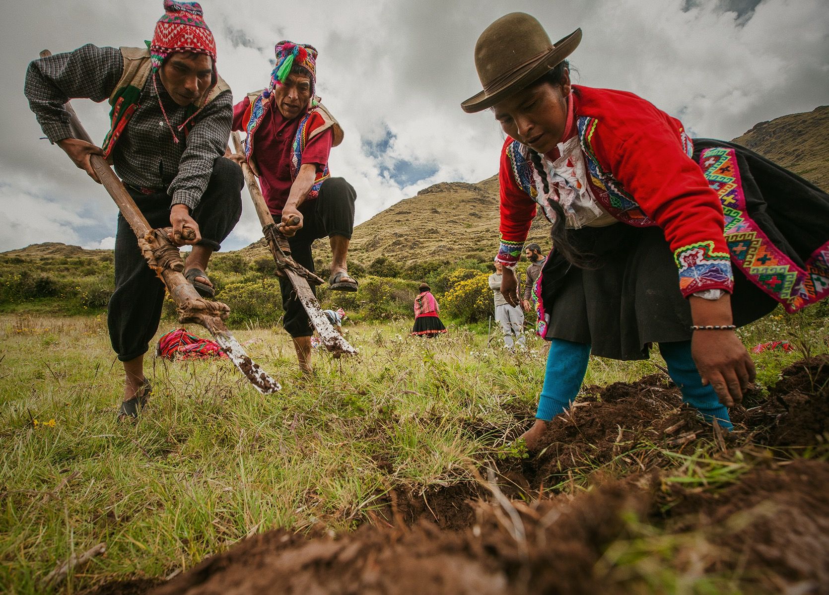 Trabajando la tierra con la comunidad Huama