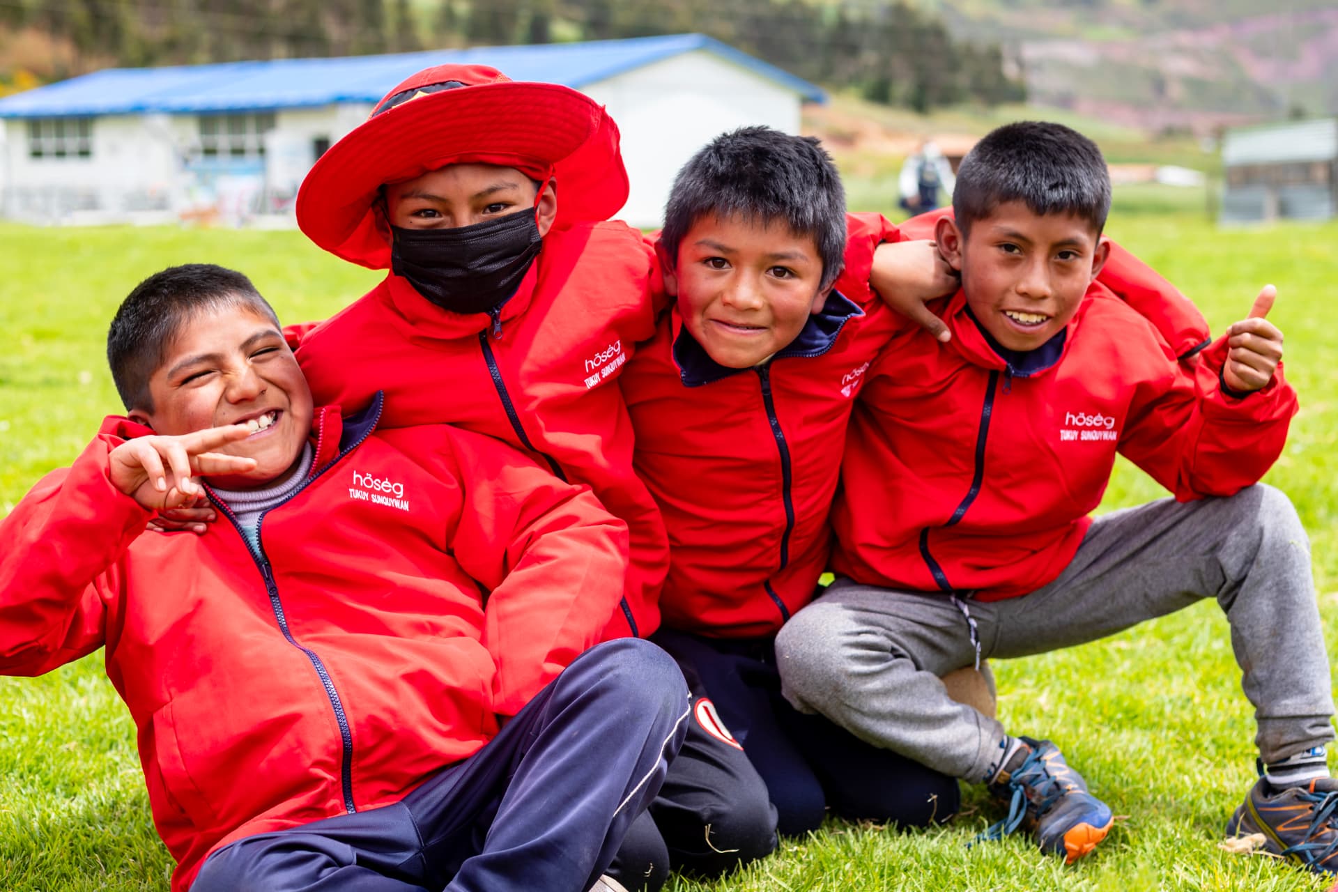 Voluntarios llevando ropa de abrigo a los niños de Huaypo Grande